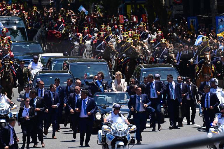Milei promete 'nova era' e 'choque' na economia em 1º discurso como presidente da Argentina