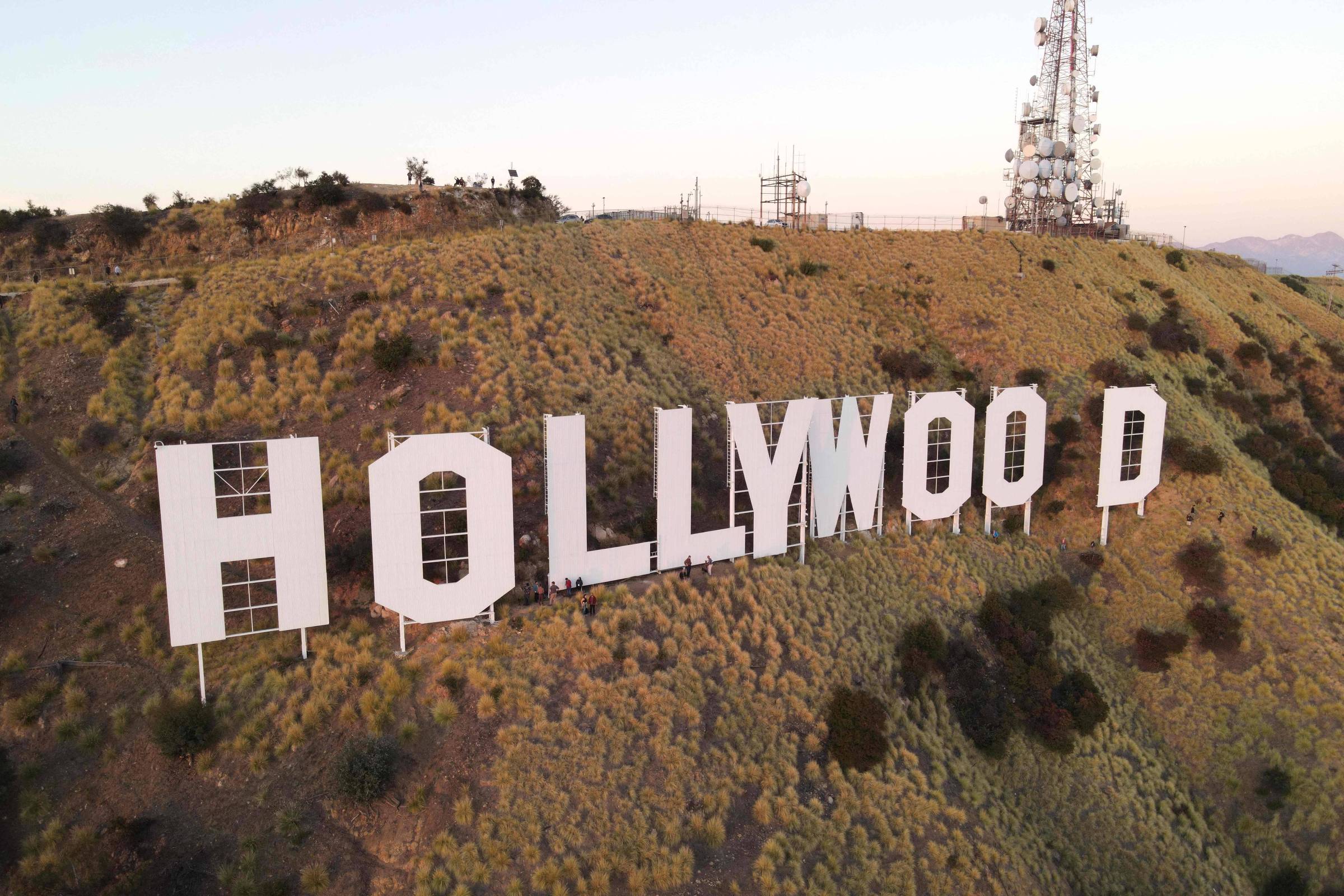 Letreiro de Hollywood faz cem anos e ganha pintura e iluminação