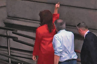 Cristina Kirchner fazendo gesto obsceno