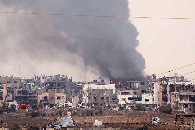 Fumaça na Faixa de Gaza durante ataque israelense ao território palestino