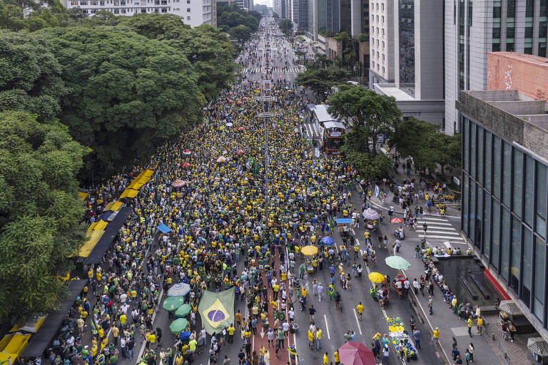 Avenida Paulista vista de cima, com concentração de manifestantes bolsonaristas em um quarteirão