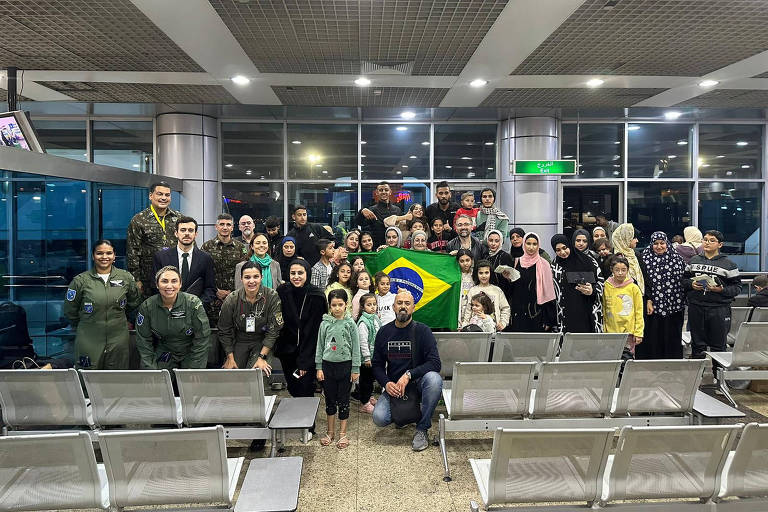 Grupo com 48 brasileiros que fugiram de Gaza chega a Brasília nesta segunda