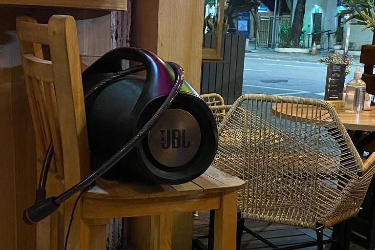 Caixa de som JBL é presa com corrente para evitar ser levada por ladrões em restaurante asiático perto do Forte de Copacabana