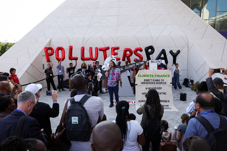 Ativistas climáticos protestam durante COP28 em Dubai, nos Emirados Árabes Unidos