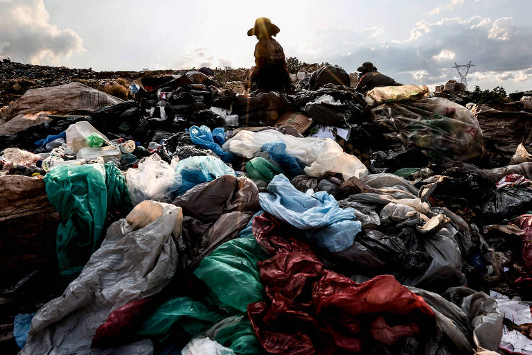 Catadores em meio a lixo no município de Águas Lindas de Goiás, no interior do estado de Goiás