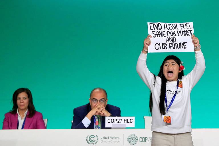Licypriya Kangujam, uma ativista climática indígena da Índia, protesta contra o uso de combustíveis fósseis durante a Conferência das Nações Unidas sobre Mudanças Climáticas (COP28) em Dubai, nos Emirados Árabes Unidos.