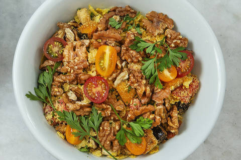 Sao Paulo, SP, BRASIL, 06-12-2023:  Comida. Ceia de Natal pe no chao: menu brasileiro que cabe no bolso: Frango caipira assado  recheado com lobozo de frutas secas e castanhas. Mais acompanhamento de farofa de milho com nozes e vegetais,  do restaurante Lobozo, na Vila Madalena em SP (Foto: Eduardo Knapp/Folhapress, COMIDA)