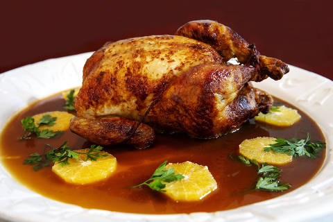 Sao Paulo, SP, BRASIL, 06-12-2023:  Comida. Ceia de Natal pe no chao: menu brasileiro que cabe no bolso: Frango caipira assado  recheado com lobozo de frutas secas e castanhas do  restaurante Lobozo, na Vila Madalena em SP (Foto: Eduardo Knapp/Folhapress, COMIDA)