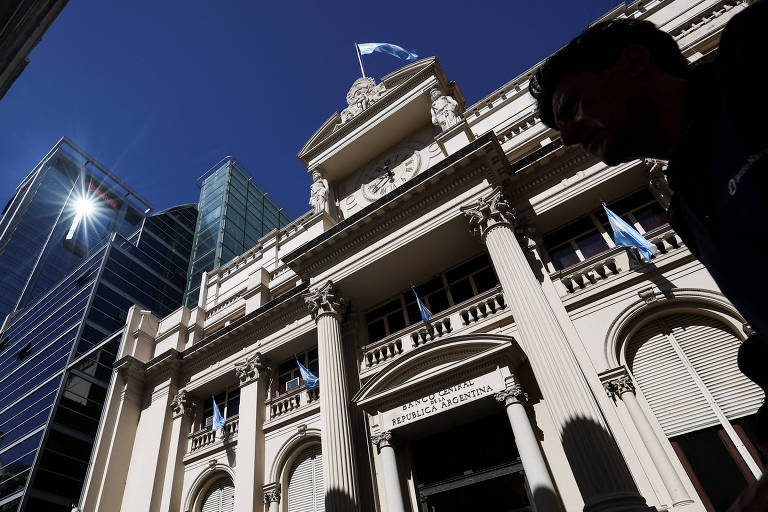 Fachada do Banco Central da Argentina, localizado na capital Buenos Aires. Prédio tem arquitetura neoclássica e estrutura de mármore.