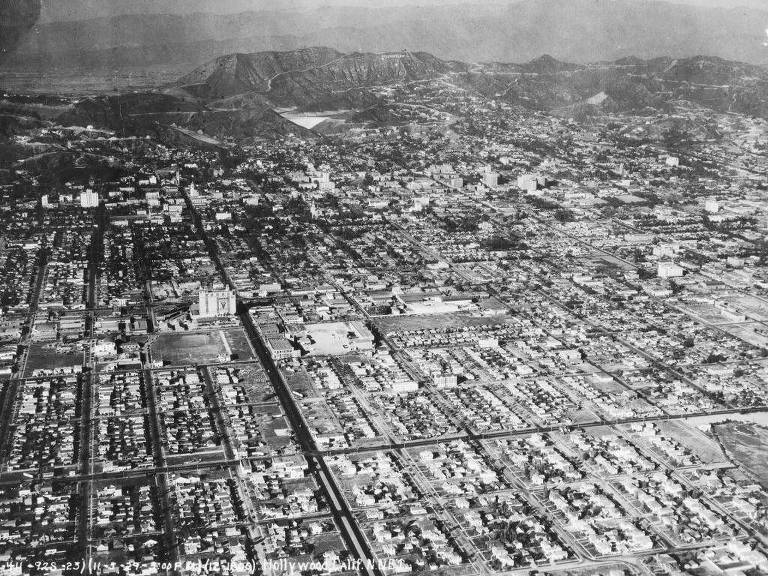 Entre 1910 e 1920, Los Angeles praticamente duplicou sua população