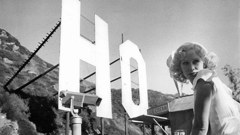 Karen Black no letreiro de Hollywood em uma cena do filme 'O Dia dos Gafanhotos', em 1974