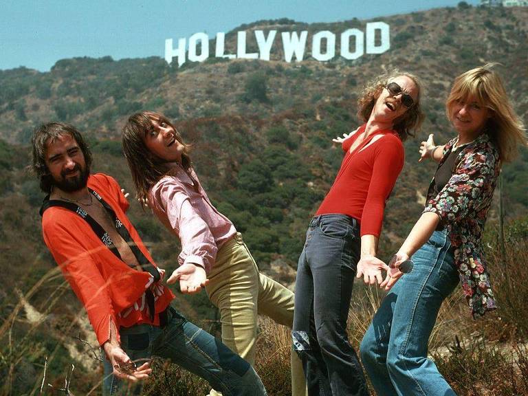 John McVie, Mick Fleetwood, Bob Welch e Christine McVie (da esquerda para a direita), do grupo de rock Fleetwood Mac, posam para um retrato sob o letreiro de Hollywood em agosto de 1974