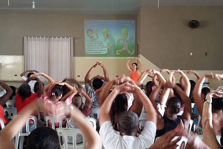 Fotografia mostra vários idosos alongando os braços