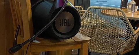 Caixa de som JBL é presa com corrente para evitar ser levada por ladrões em restaurante asiático perto do Forte de Copacabana