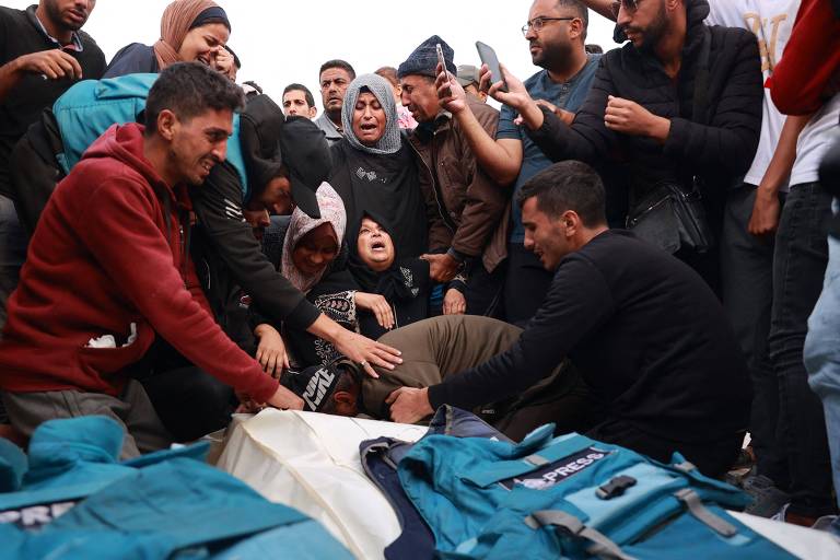 Jornalistas tentam reportar escala da destruição em Gaza sob mísseis e apagões
