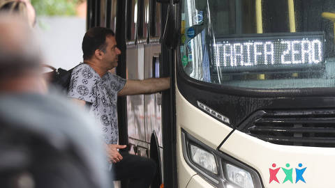 SÃO PAULO, SP, BRASIL, 01.11.2023: São Caetano do Sul inicia a tarifa zero em ônibus municipais nesta quarta (1º).  Movimentação no terminal rodoviário de São Caetano. (Foto: Zanone Fraissat/Folhapress)
