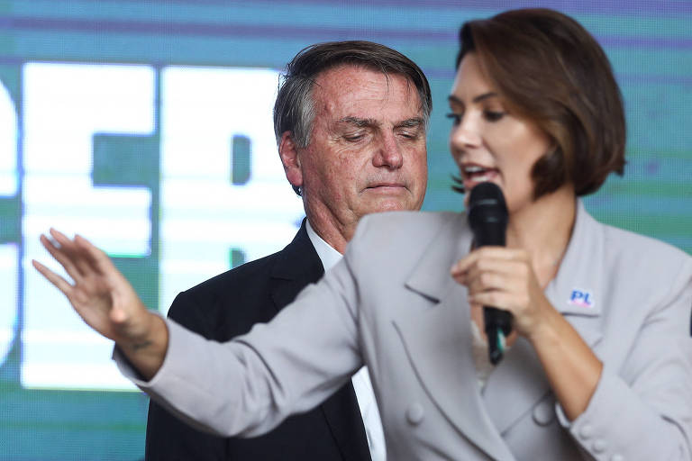 Michelle se esquece de Carlos Bolsonaro, e internet cobra