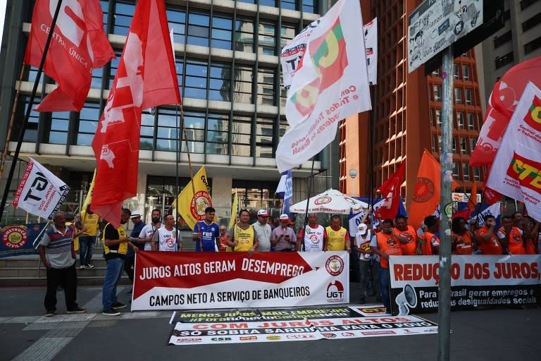 Centrais sindicais durante manifestação contra a política de juros do Banco Central na avenida Paulista, em SP