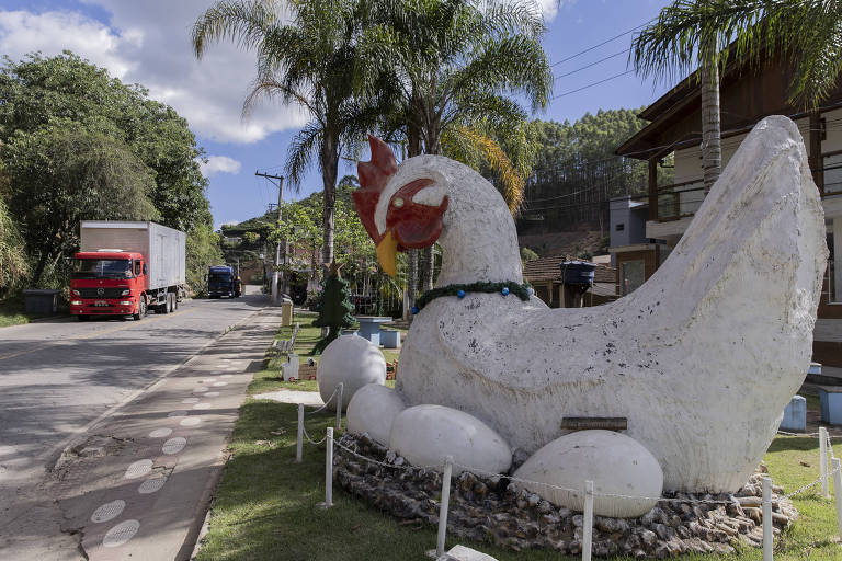 Como cidade que tem galinha gigante como símbolo virou a capital do ovo no Brasil