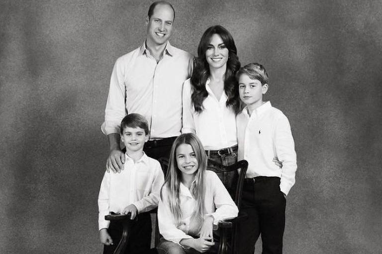 Edição de foto natalina da família real britânica 'tira' um dos dedos do príncipe Louis