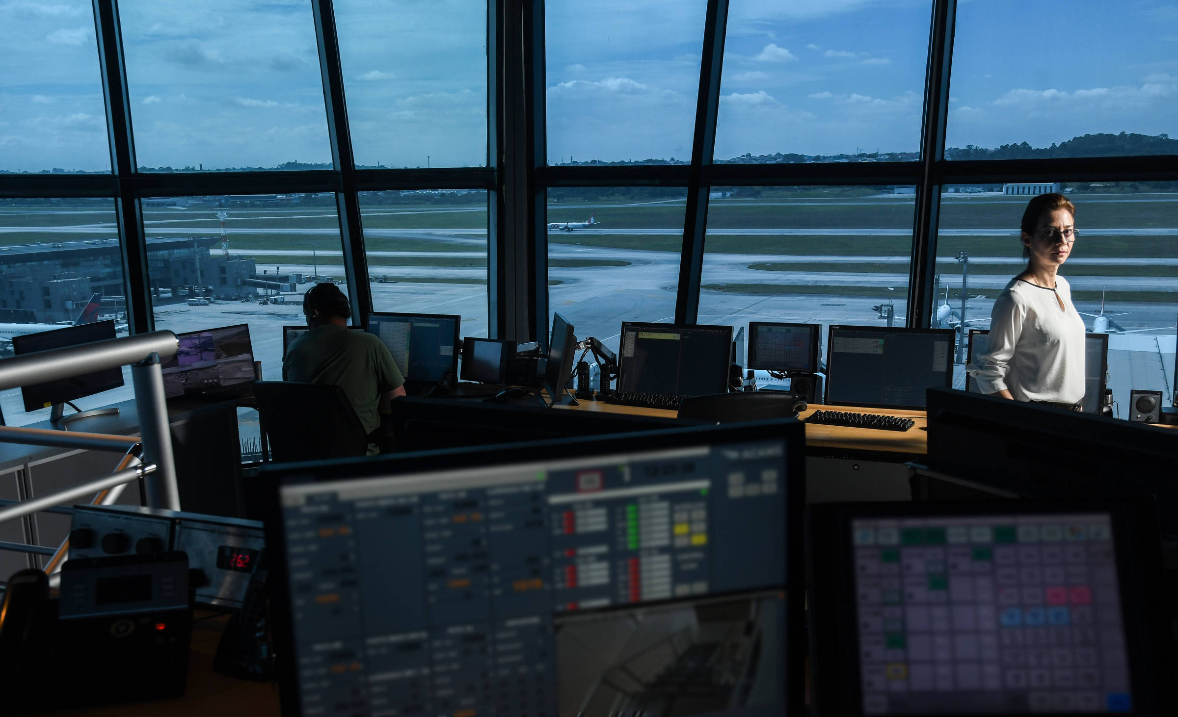 Relatos de drones disparam e aeroportos têm de suspender pousos e  decolagens de aviões