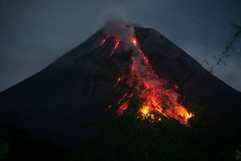 Vulcão Merapi expele lava na Indonésia; veja fotos de hoje