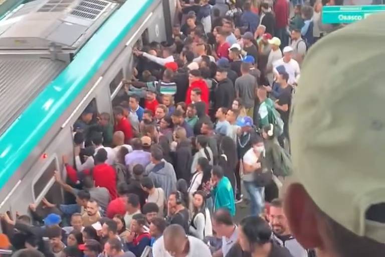 Trens da linha 9-esmeralda da ViaMobilidade circulam com velocidade reduzida em SP