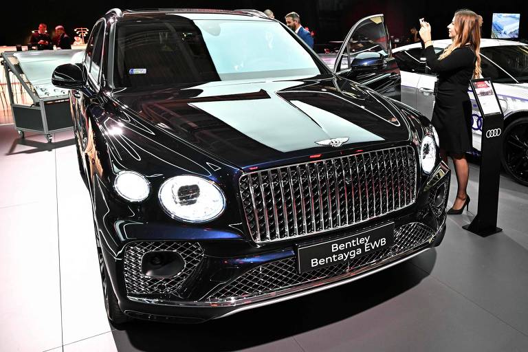 Carro esportivo de luxo Bentayga EWB, da Bentley, é exposto em feira na Alemanha