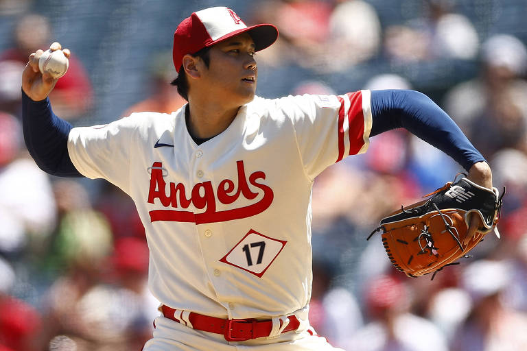 Shohei Ohtani arremessa bola durante partida entre o Los Angeles Angels e o Cincinnati Reds no Angel Stadium em Anaheim, na Califórnia