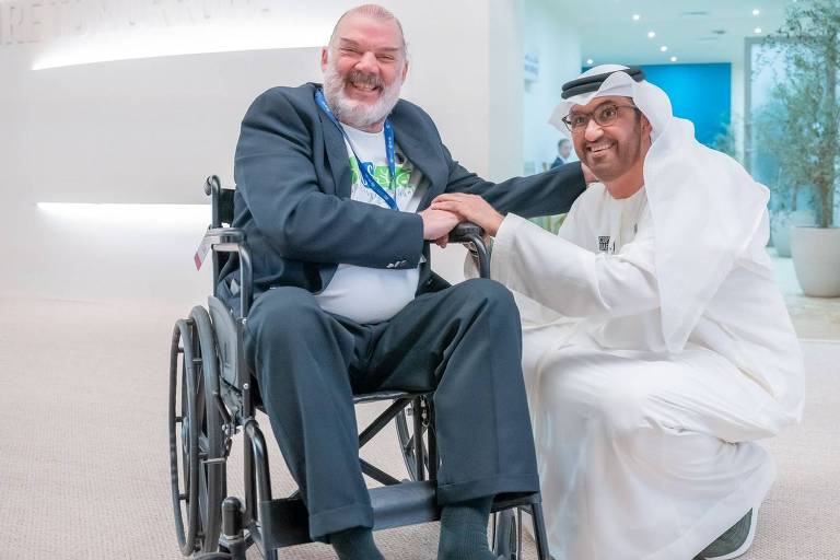 Brasileiro é recebido de joelhos por xeque dos Emirados Árabes e presidente da COP