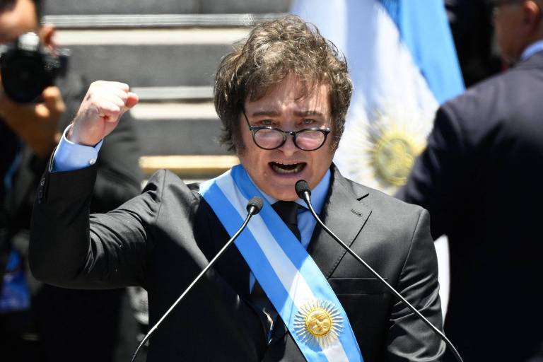 Milei desvaloriza peso, suspende obras públicas e corta subsídios na Argentina