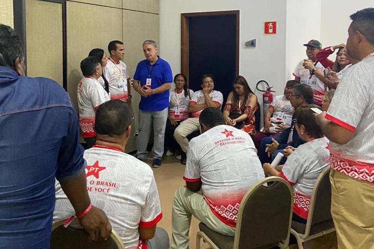 Reunião improvisada do diretório do PT no Amazonas durante conferência eleitoral do partido