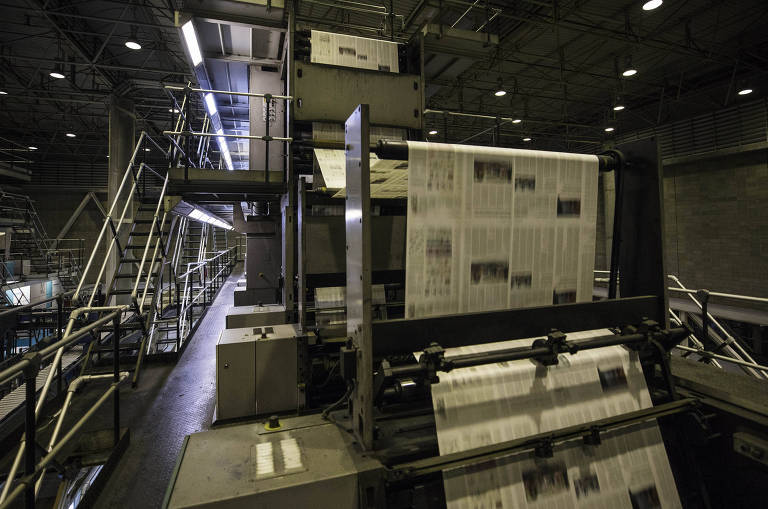 A foto mostra uma edição da Folha sendo impressa nas rotativas gráficas