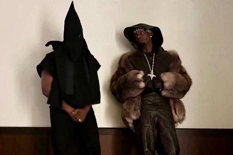 Kanye West causa polêmica ao usar roupa similar ao do Ku Klux Klan em festa
