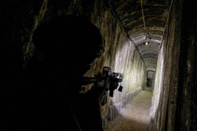Militar israelense durante operação em túnel construído pelo Hamas na Faixa de Gaza