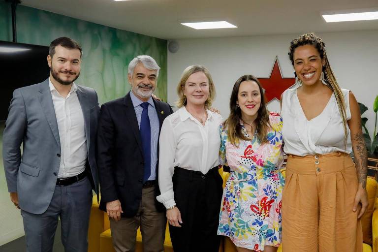 A partir da esq., Juliano Medeiros (PSOL), Humberto Costa (PT), Gleisi Hoffmann (PT), Paula Coradi (PSOL) e Talíria Petrone (PSOL)