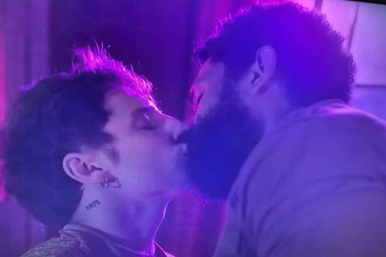Público vibra com primeiro beijo de Ramiro e Kelvin em 'Terra e Paixão'