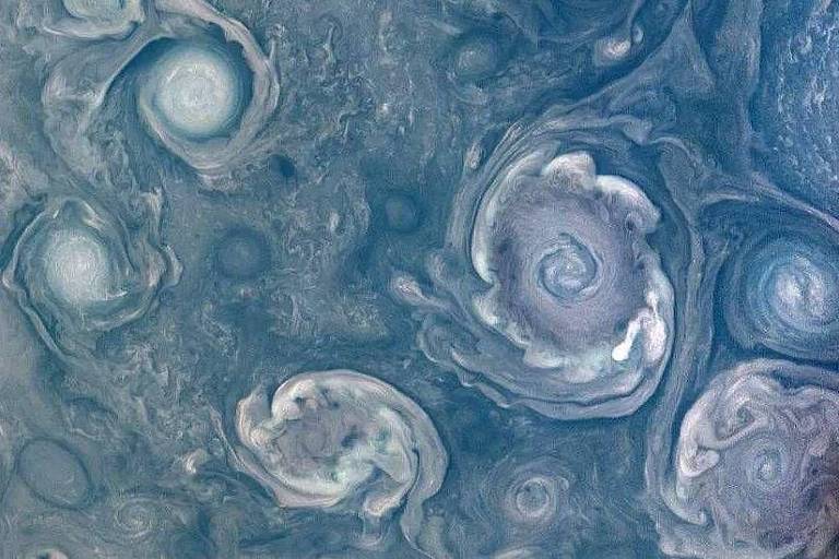 Ciclones girando no planeta Júpiter  