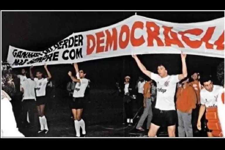Faixa exibida por jogadores do Corinthians antes da final do Campeonato Paulista de 1983, na época da Democracia Corinthiana