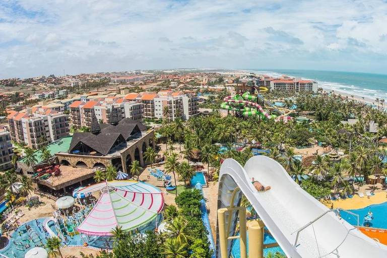 Vista do Beach Park e seus resorts a partir da plataforma do Insano, toboágua de 41 metros de altura em Aquiraz, no Ceará