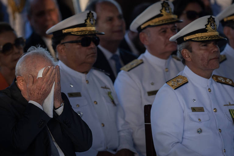 Comandante da Marinha se queixa de situação de equipamentos em evento com Lula