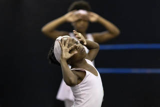 Escolas de samba também ensinam balé