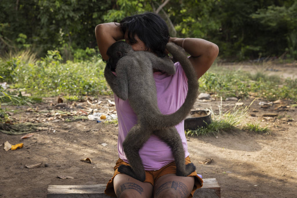 Nambikwara Rosa brinca com um macaco