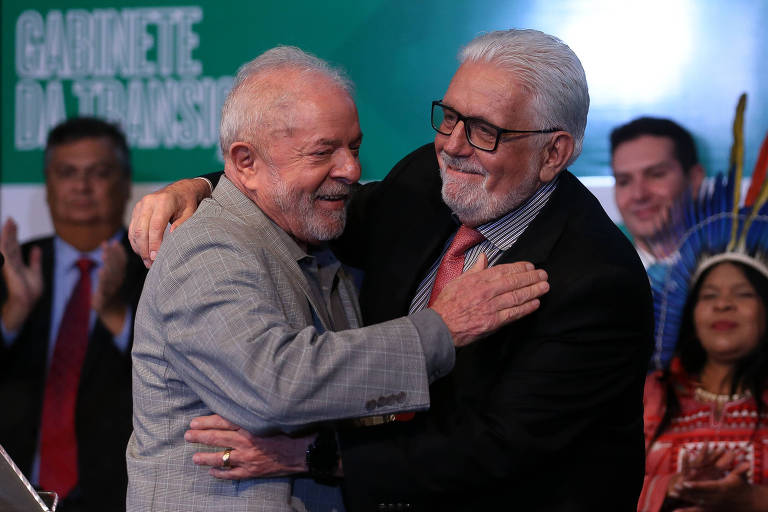 O presidente Lula (PT) e o líder do governo no Senado, Jaques Wagner (PT-BA) em anúncio dos nomes de ministros que comporiam o governo, no CCBB (Centro Cultural Banco do Brasil), em Brasília