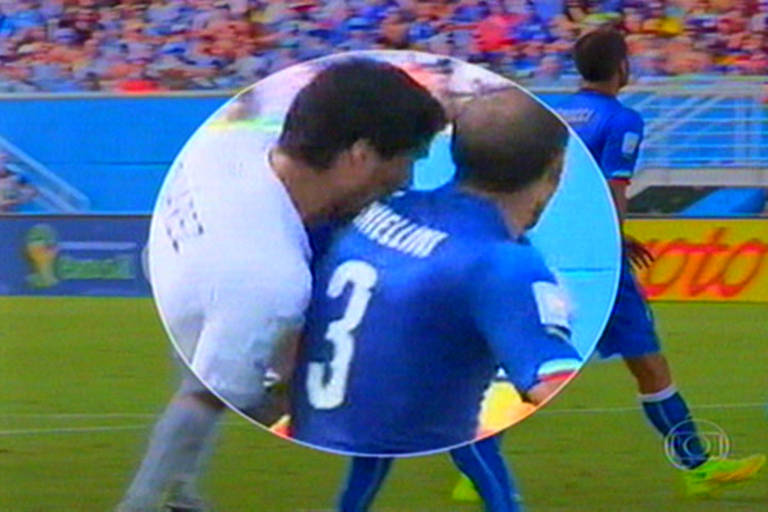 Imagem de reprodução de TV mostra o uruguaio Suárez mordendo o ombro do italiano Chiellini em partida da Copa do Mundo de 2014, em Natal