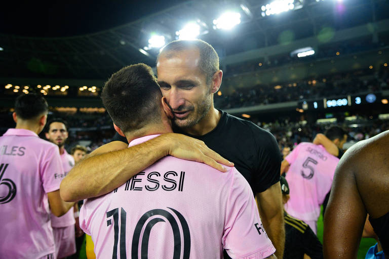 Chiellini abraça Messi, ques veste camisa rosa com o número 10 nas costas, depois de jogo na Califórnia entre o Los Angeles FC, equipe do italiano, e o Inter Miami, time do argentino