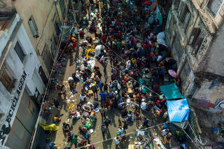 Usuários de drogas da cracolândia ocupam a rua dos Protestantes, na Santa Ifigênia