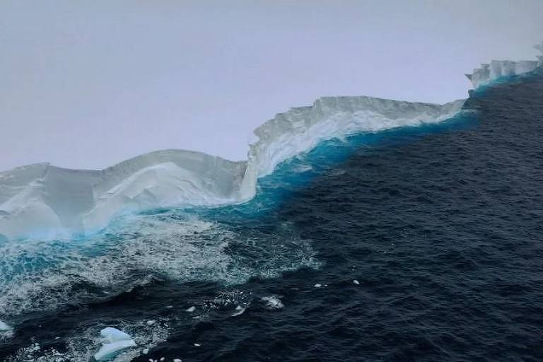 Maior iceberg do mundo que se soltou da Antártida tem quase 1 trilhão de toneladas