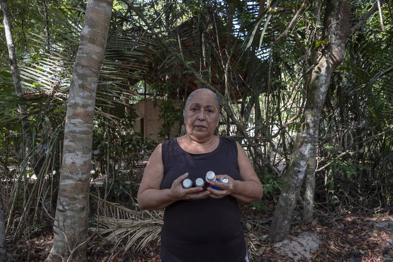 Mulher segura frascos de remédios ao ar livre na floresta