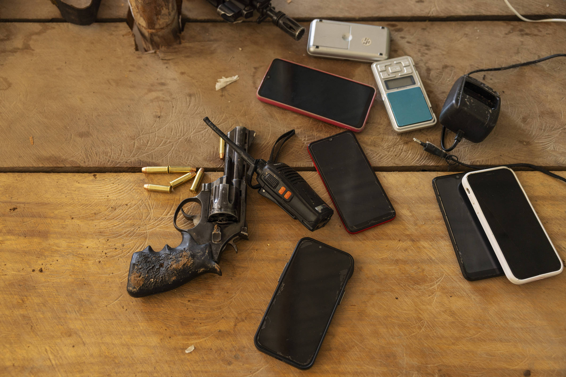 Arma, munição e celulares apreendidos